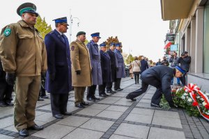 złozenie kwiatów przy tablicy pamiatkowej w II Al.N.MP.