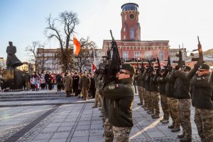 kompania honorowa z bronią na Pl. Biegańskiego