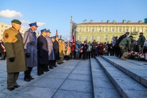 złożenie kwiatów przed pominikiem Piłsudskiego