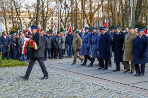 złożenie kwatów przez delegacje przed pomnikiem przy grobie Nieznanego Żołnierza