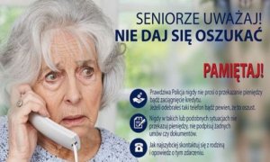 ulotka ostrzegająca seniorów przed oszustami -  w tle starsza kobieta trzyma słuchawkę od telefonu w ręku