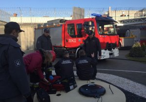 udzielanie pomocy medycznej rannym strażnikom więziennym