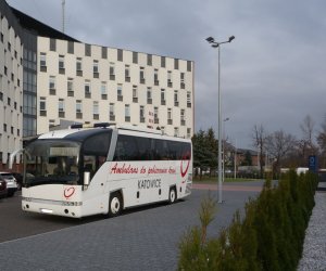 Autokar krwiodawstwa ustawiony przed budynkiem Komendy Miejskiej Policji w Częstochowie