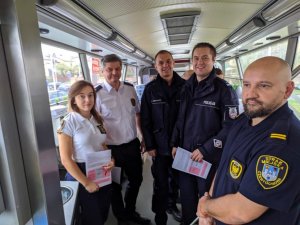 Policjanci i Strażnicy miejscy wewnątrz krwiobusu usmiechają się