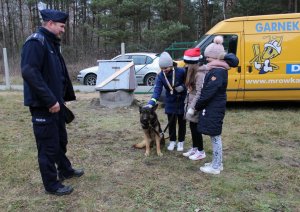 policjant z psem oraz trzy dziewczynki