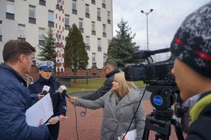 policjantka przed kamerą obok dziennikarze