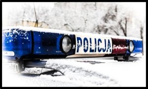 napis policja na dachu radiowozu