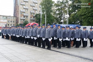 grupa policjantów na placu Biegańskiego