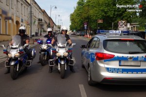 policyjne radiowozy i motory na ulicy