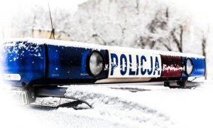 napis policja na dachu radiowozu w zbliżeniu