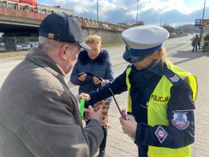 policjantka zakłada odblaska mężczyźnie