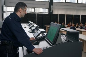 policjant na auli KMP Częstochowa prowadzi pogadankę wśród młodzieży
