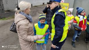 policjantka rozmawia z pieszą