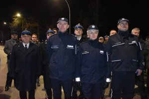 policjanci w mundurach stoją przed tablicą pamiątkową