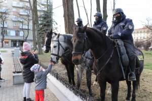 policjanci na koniach służbowych stoją na Placu Biegańskiego w Częsatochowie