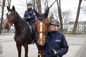 policjanci na koniach pozują do zdjęć