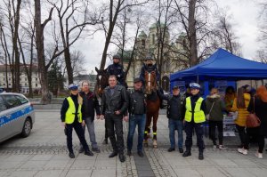 zdjęcia grupowe pozowane policjantki i uczestnicy eventu