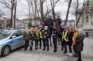 zdjęcia grupowe pozowane policjantki i uczestnicy eventu