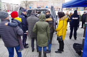 policjanci rozmawiają z przechodniami