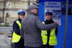 policjanci rozmawiają z przechodniami