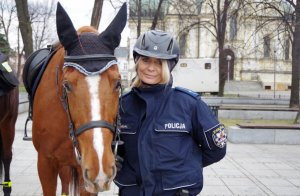 policjantka pozuje ze swoim służbowym koniem
