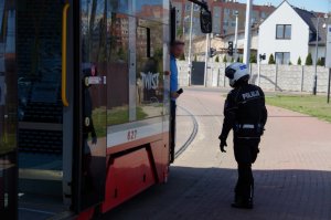 policjanci na motocyklach kontrolują  środki transportu publicznego pod kątem liczby przewożonych osób