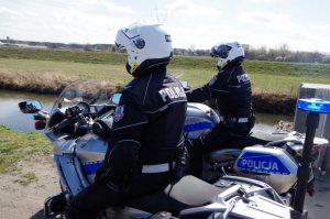 policjanci na motocyklach podczas patrolowania dróg miasta i powiatu