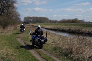 policjanci na motocyklach podczas patrolowania dróg miasta i powiatu