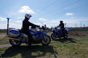 policjanci na motocyklach podczas patrolowania dróg miasta i powiatu