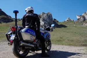 policjanci na motocyklach podczas patrolowania dróg miasta i powiatu