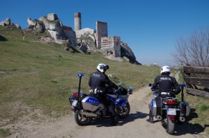 policjanci na motocyklach podczas patrolowania dróg miasta i powiatu