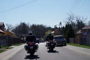 policjanci na motocyklach podczas patrolowania dróg miasta i powiatu