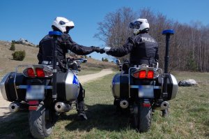 policjanci na motocyklach podczas patrolowania dróg miasta i powiatu