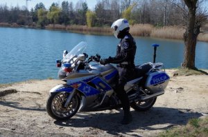 policjanci na motocyklach podczas patrolowania dróg miasta i powiatu