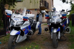 dzieci z domów dziecka oglądają policyjne motocykle z bliska