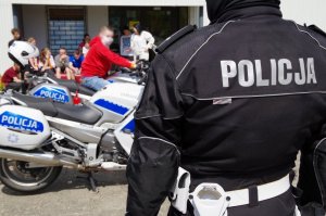 dzieci z domów dziecka oglądają policyjne motocykle z bliska