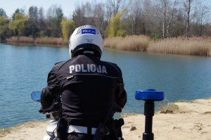 policjant na motocyklu nad wodą