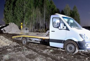 laweta, która stoi na grząskim terenie