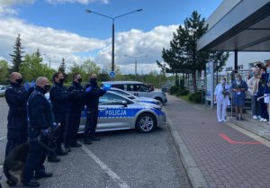 policjanci biją brawo służbie medycznej