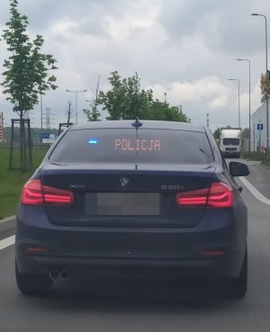 Radiowóz nieoznakowany policji z napisem wyśiwtlanym na tylnej szybie POLICJA