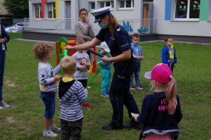 policjantki rozdają dzieciom z przedszkola odblaski