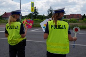 policjantki z laurkami kontrolują pojazdy