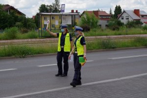 policjantki z laurkami kontrolują pojazdy