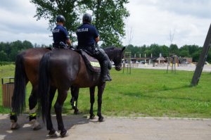 policjanci na koniach patrolują rejon kąpieliska wodnego