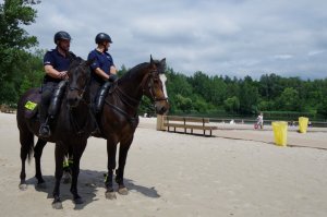 policjanci na koniach patrolują rejon kąpieliska wodnego