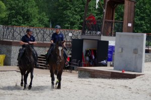 policjanci na koniach patrolują rejon kąpieliska wodnego