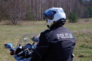 policjant na motocyklu w rejonie kąpieliska wodnego