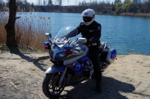 policjant na motocyklu w rejonie kąpieliska wodnego