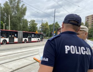 policajnt rozmawia z mężczyzną