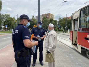 dwóch policjantów rozmawia z mężczyzną